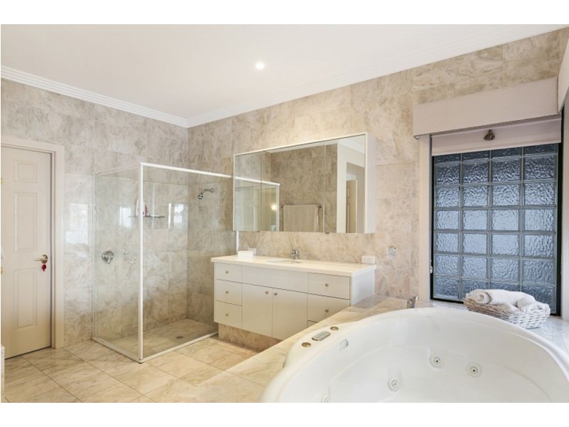 42 PIERMONT PLACE, Raby Bay QLD 4163