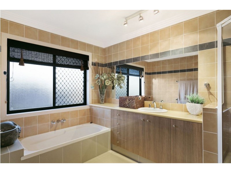 42 PIERMONT PLACE, Raby Bay QLD 4163