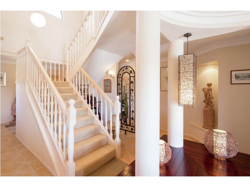 8 Compass Crt, Raby Bay QLD 4163