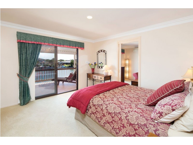 8 Compass Crt, Raby Bay QLD 4163