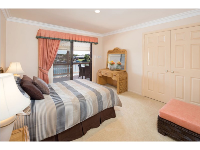 8 Compass Crt, Raby Bay QLD 4163