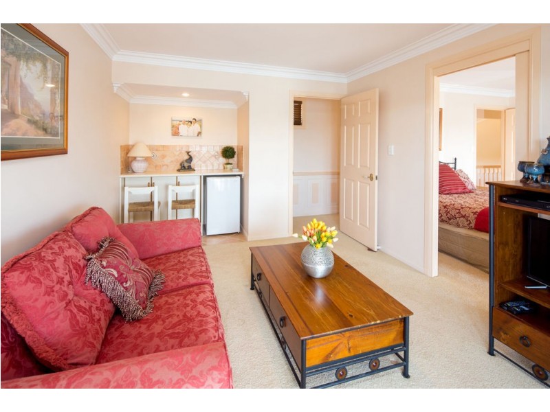 8 Compass Crt, Raby Bay QLD 4163