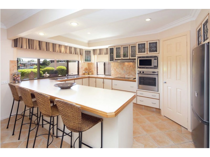 8 Compass Crt, Raby Bay QLD 4163