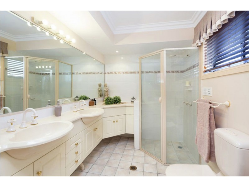 8 Compass Crt, Raby Bay QLD 4163