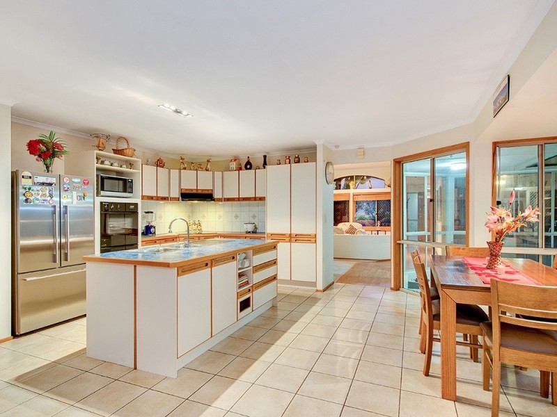 9 Lakeside Cr, Forest Lake QLD 4078