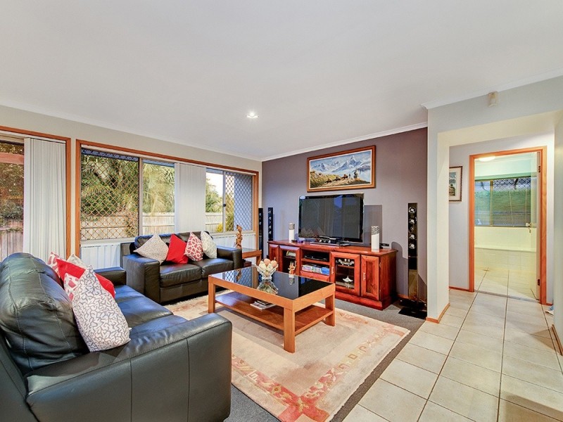 9 Lakeside Cr, Forest Lake QLD 4078