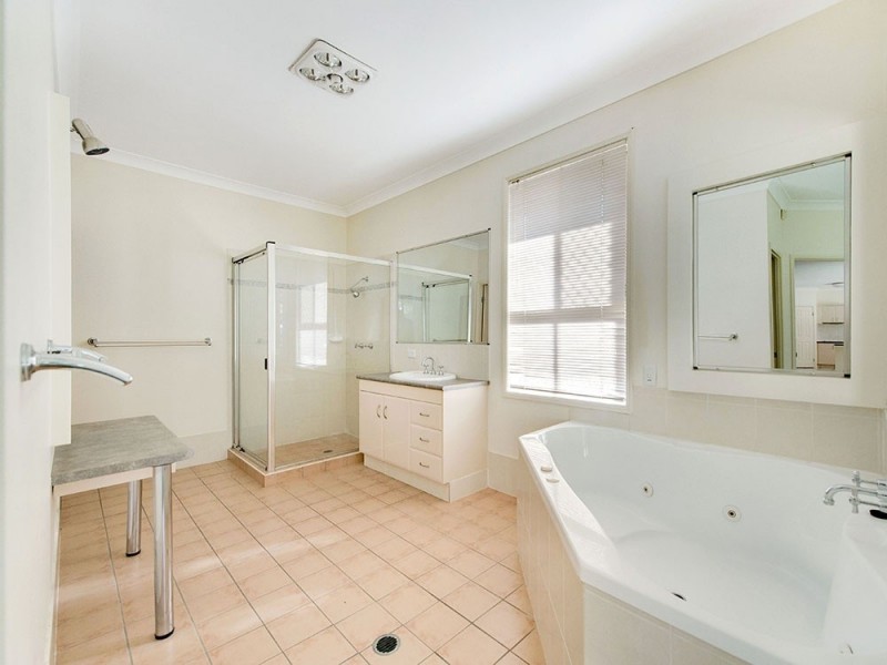 8 Reuben Cl, Forest Lake QLD 4078