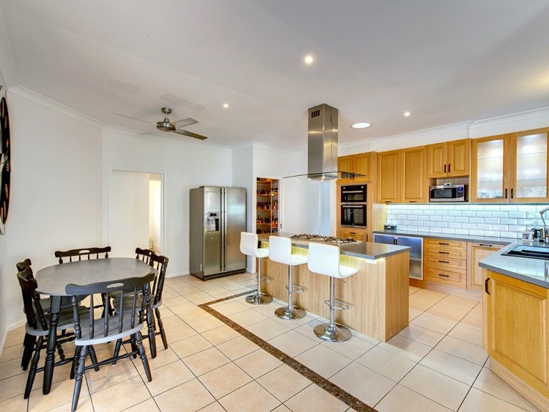 31 Dampier Cr, Forest Lake QLD 4078