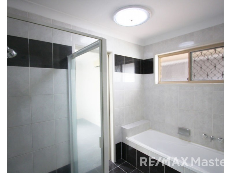28 Westwood Drive, Hillcrest QLD 4118