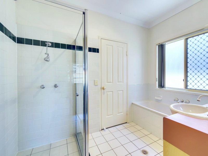 4 Moran Cr, Forest Lake QLD 4078