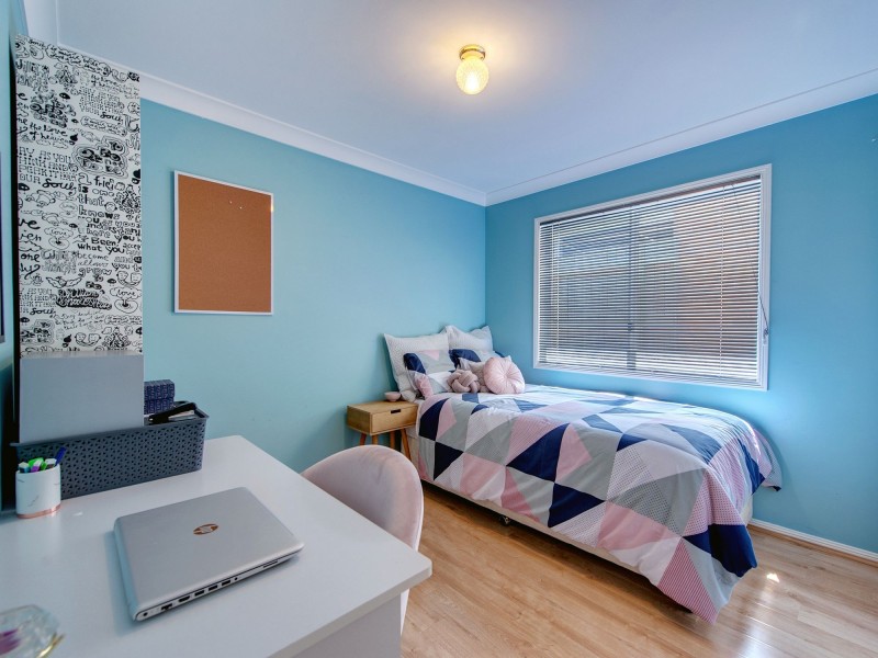 19 Dampier Cr, Forest Lake QLD 4078