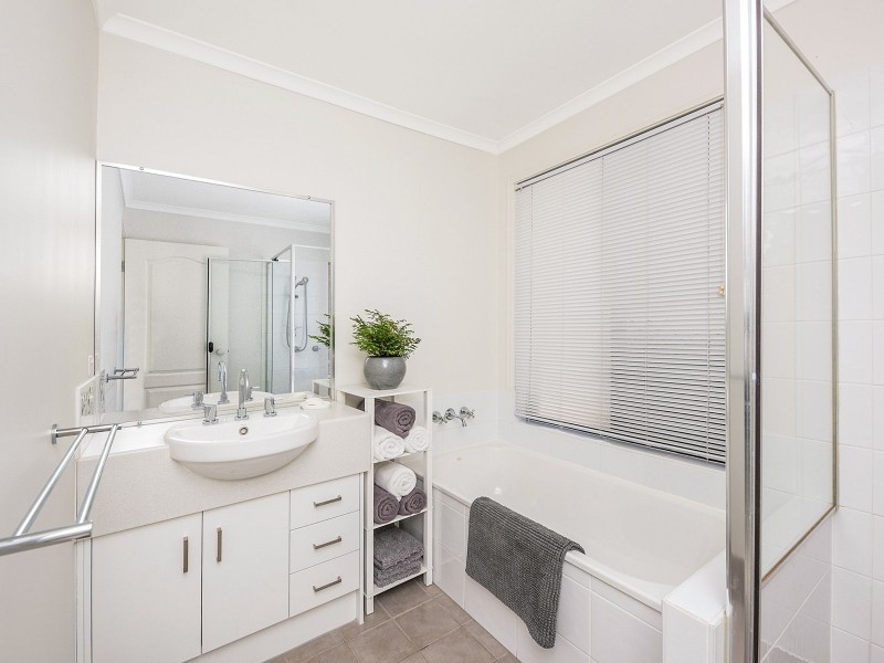 9 Van Asch Cl, Doolandella QLD 4077