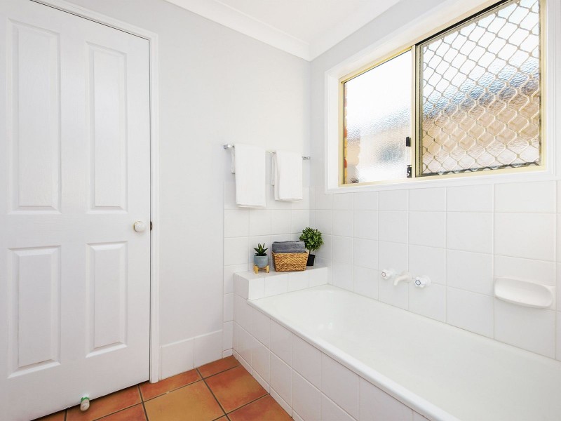 8 Pintail Cr, Forest Lake QLD 4078