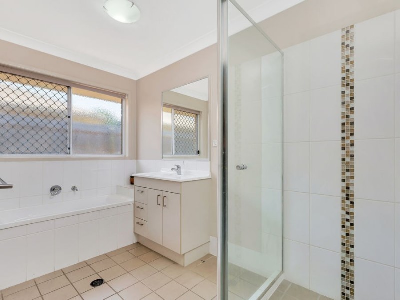 4 Linfield Street, Hillcrest QLD 4118