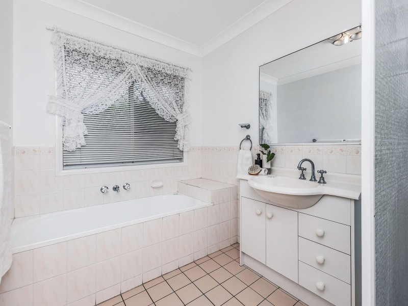 46 Clarendon Cct, Forest Lake QLD 4078