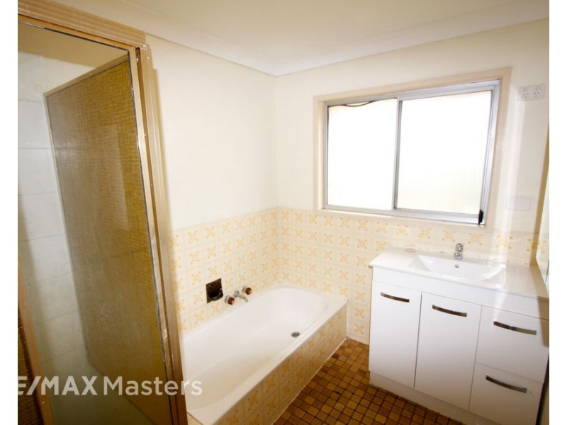 4 Warrington Street, Robertson QLD 4109