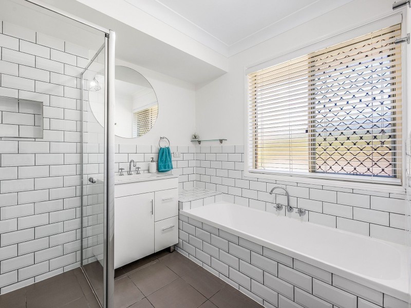 6 Mitchell Pl, Forest Lake QLD 4078