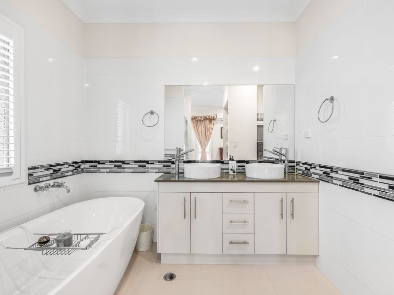 16 Regal Pl, Heathwood QLD 4110