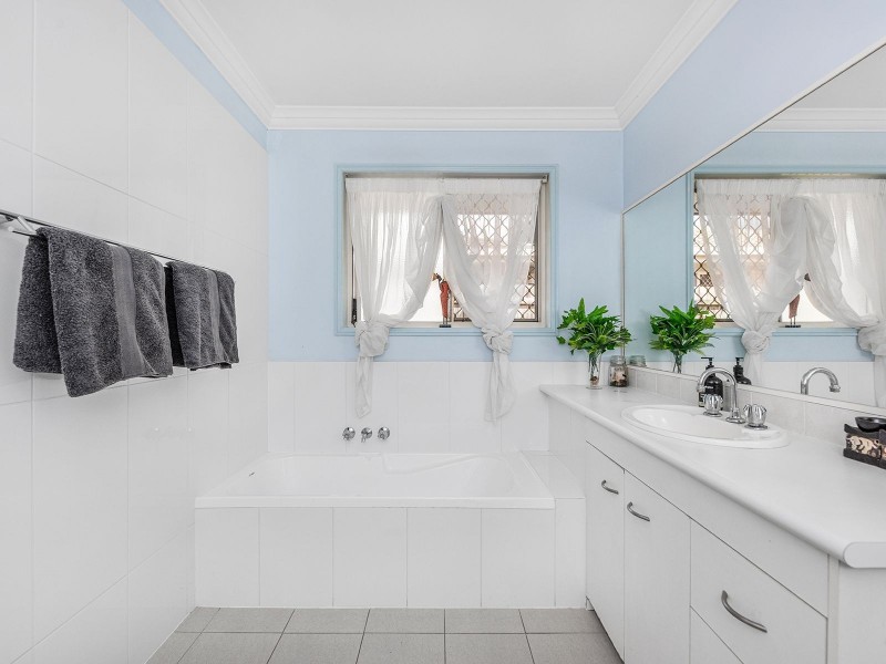 14 Chiswick Pl, Forest Lake QLD 4078