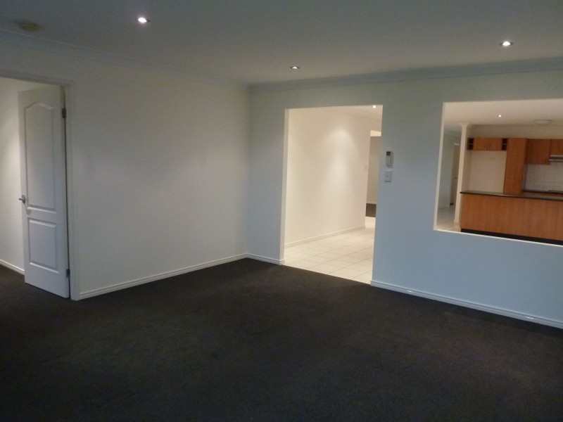 8 Bullen Cct, Forest Lake QLD 4078