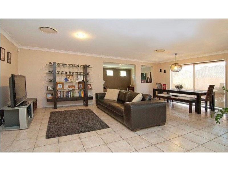 10 Piccadilly Pl, Forest Lake QLD 4078