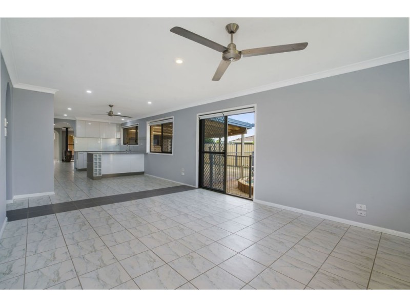 11 Stangate Street, Hillcrest QLD 4118
