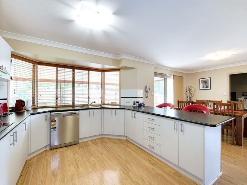 2 Scarlet Pl, Forest Lake QLD 4078