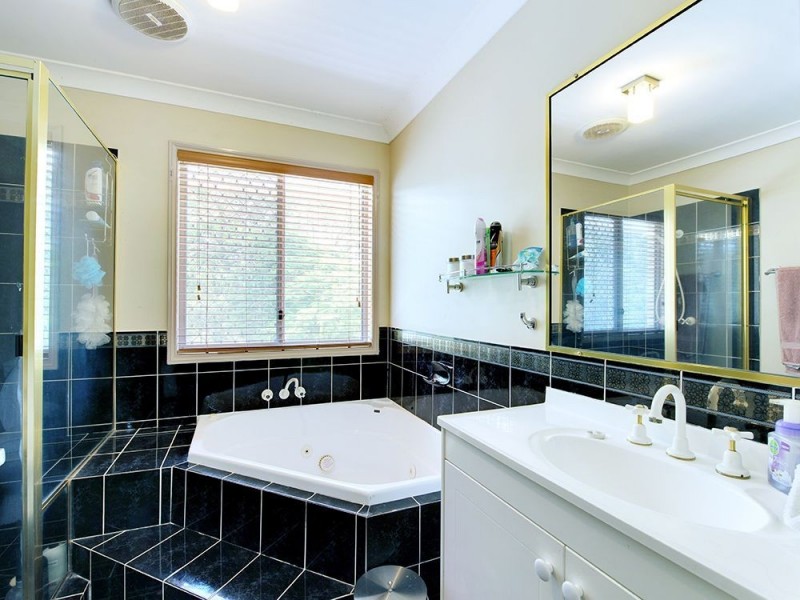 2 Scarlet Pl, Forest Lake QLD 4078