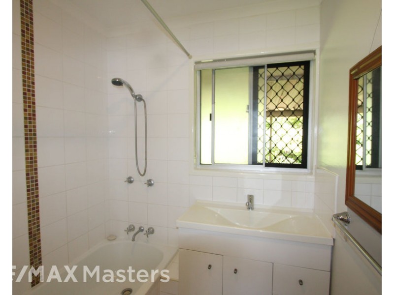 32 Bushmills Ct, Hillcrest QLD 4118