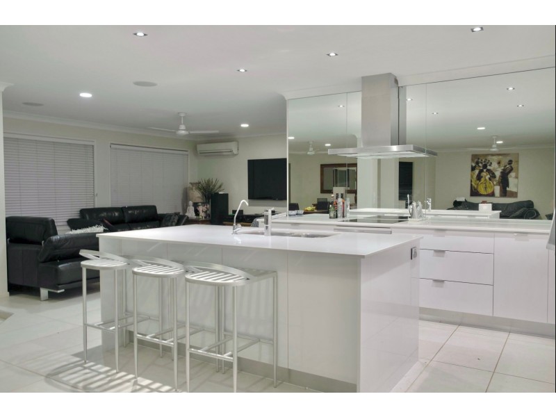 10 Glasshouse Cr, Forest Lake QLD 4078