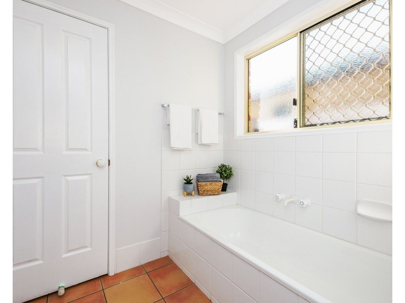 8 Pintail Cr, Forest Lake QLD 4078