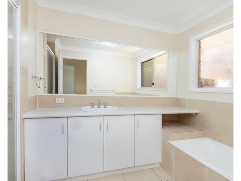 8 Lockyer Court, Forest Lake QLD 4078