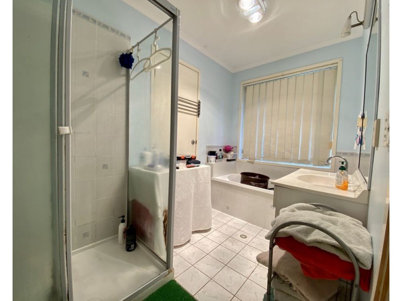 1 Cougers Court, Regents Park QLD 4118