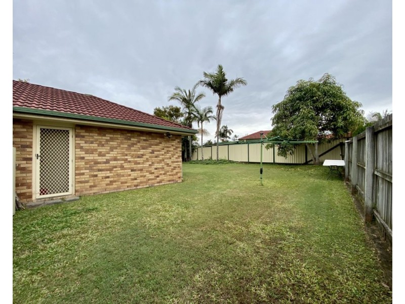 1 Cougers Court, Regents Park QLD 4118