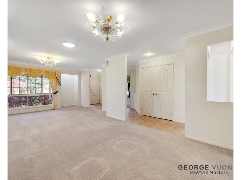 8 Glasshouse Cr, Forest Lake QLD 4078