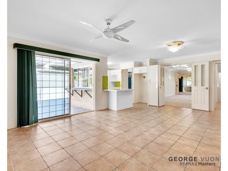 8 Glasshouse Cr, Forest Lake QLD 4078