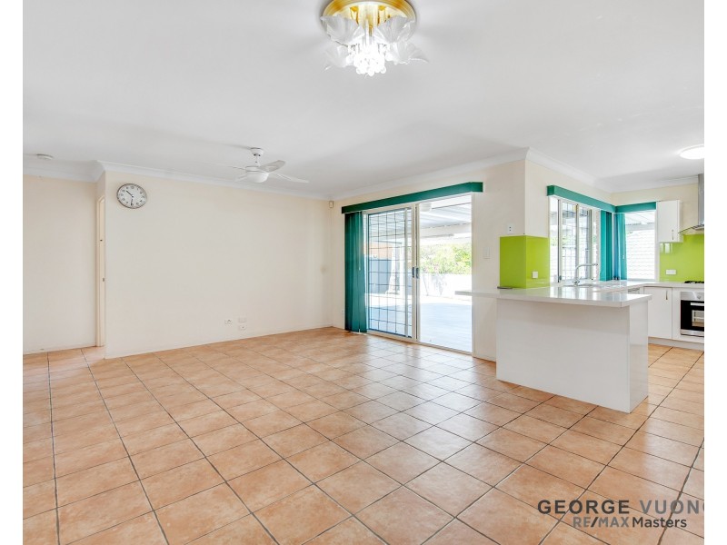 8 Glasshouse Cr, Forest Lake QLD 4078