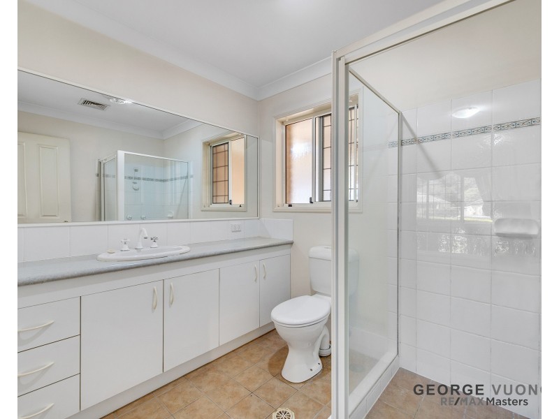 8 Glasshouse Cr, Forest Lake QLD 4078