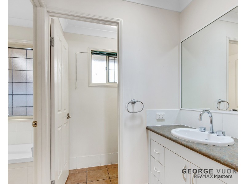 8 Glasshouse Cr, Forest Lake QLD 4078