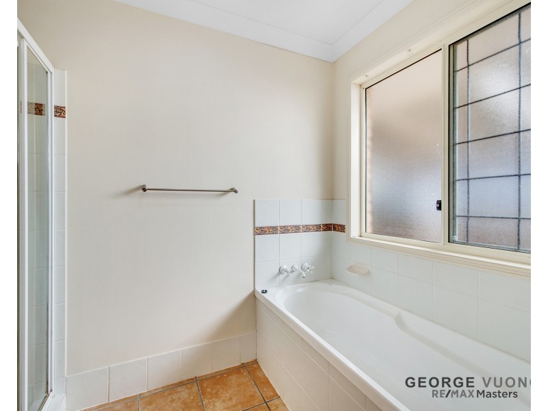 8 Glasshouse Cr, Forest Lake QLD 4078