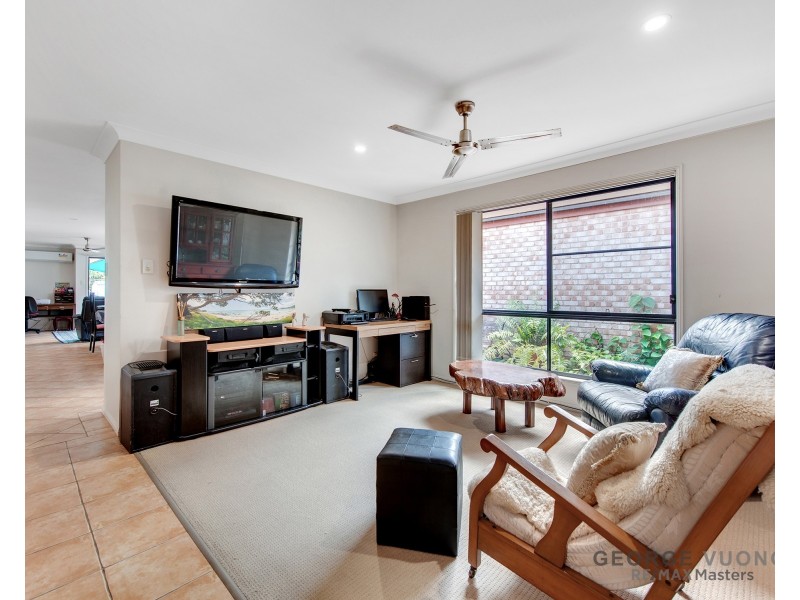 6 Wren Cl, Forest Lake QLD 4078