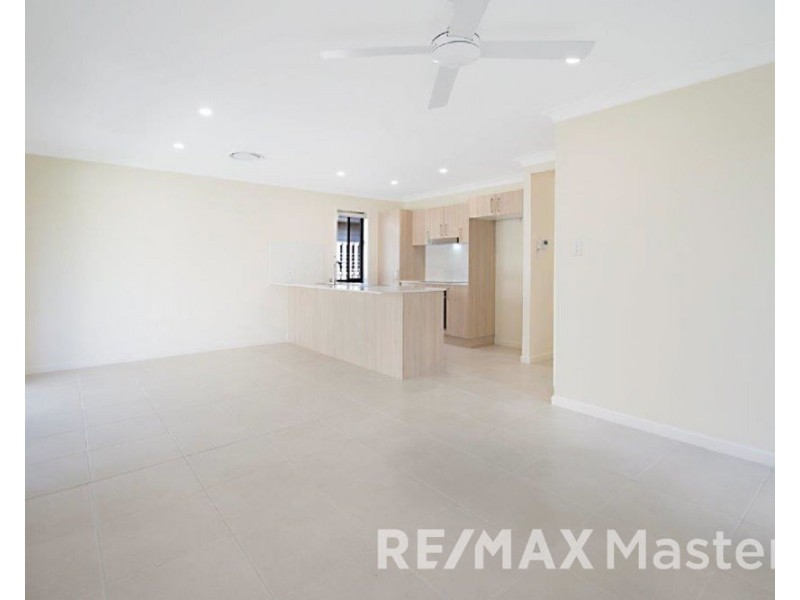 2 Barnyard Dr, Park Ridge QLD 4125