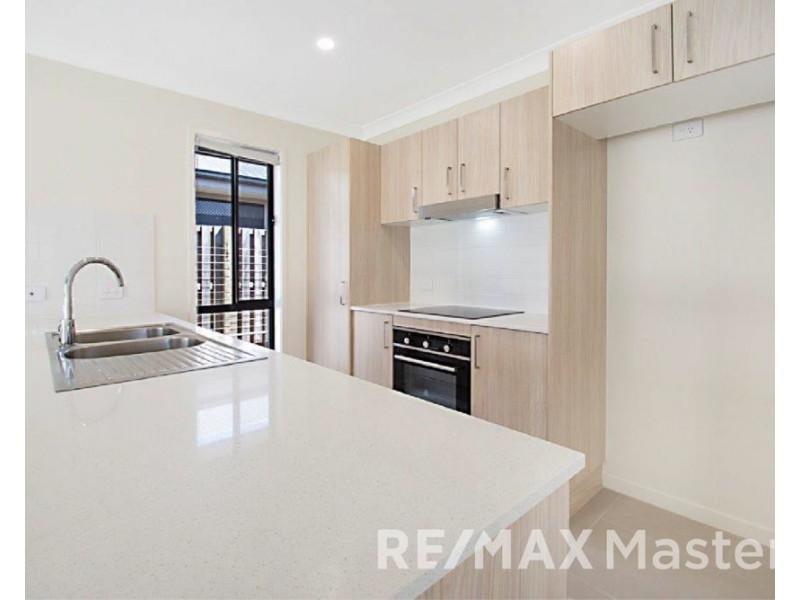 2 Barnyard Dr, Park Ridge QLD 4125