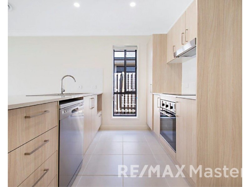 2 Barnyard Dr, Park Ridge QLD 4125