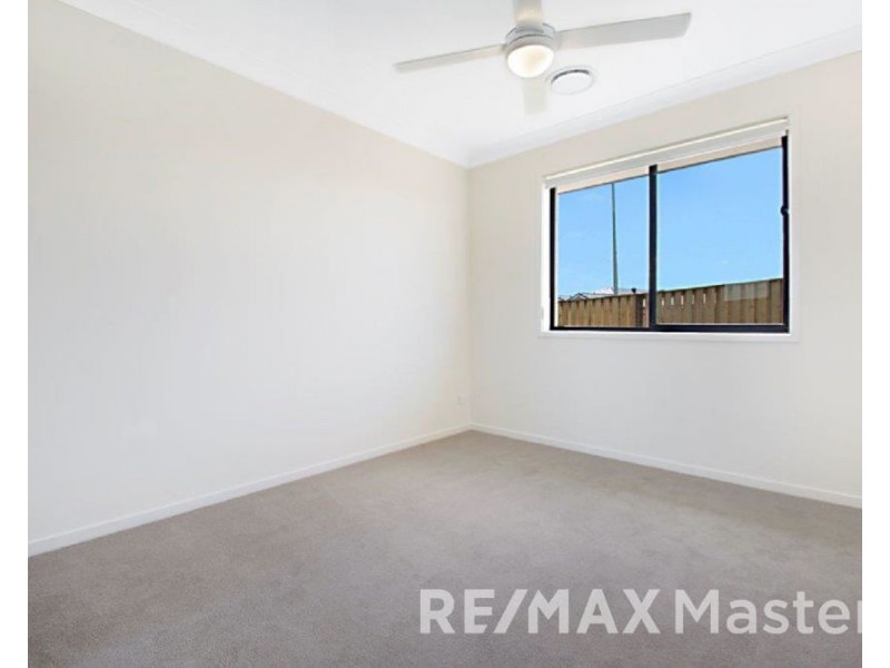 2 Barnyard Dr, Park Ridge QLD 4125