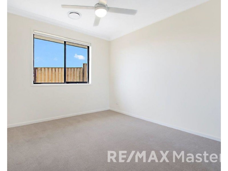 2 Barnyard Dr, Park Ridge QLD 4125