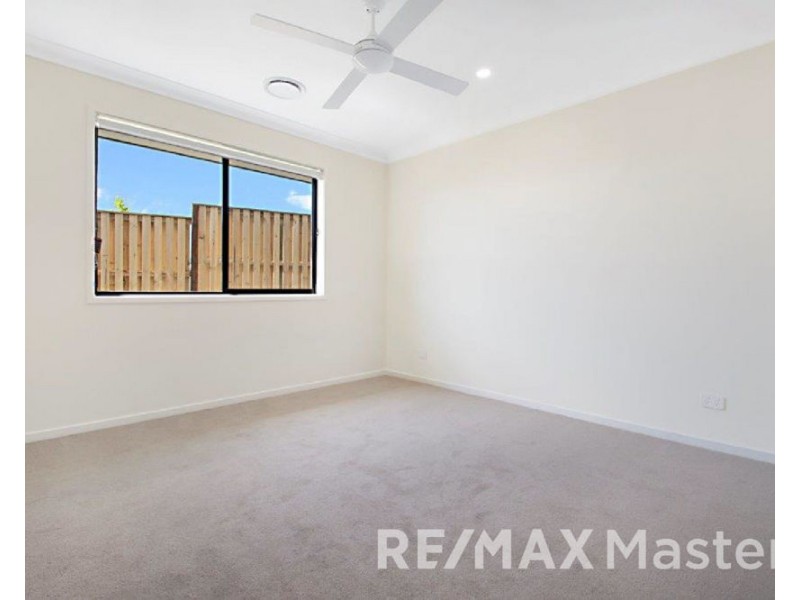2 Barnyard Dr, Park Ridge QLD 4125