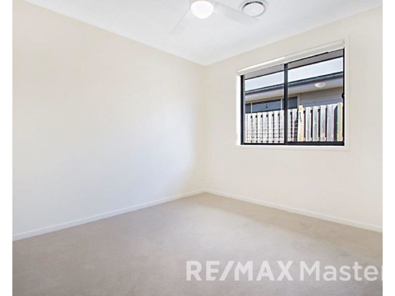 2 Barnyard Dr, Park Ridge QLD 4125