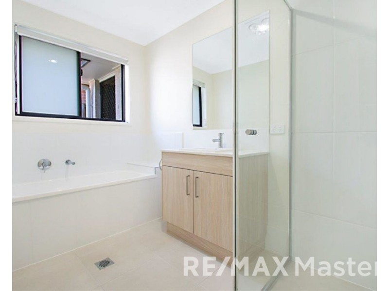 2 Barnyard Dr, Park Ridge QLD 4125