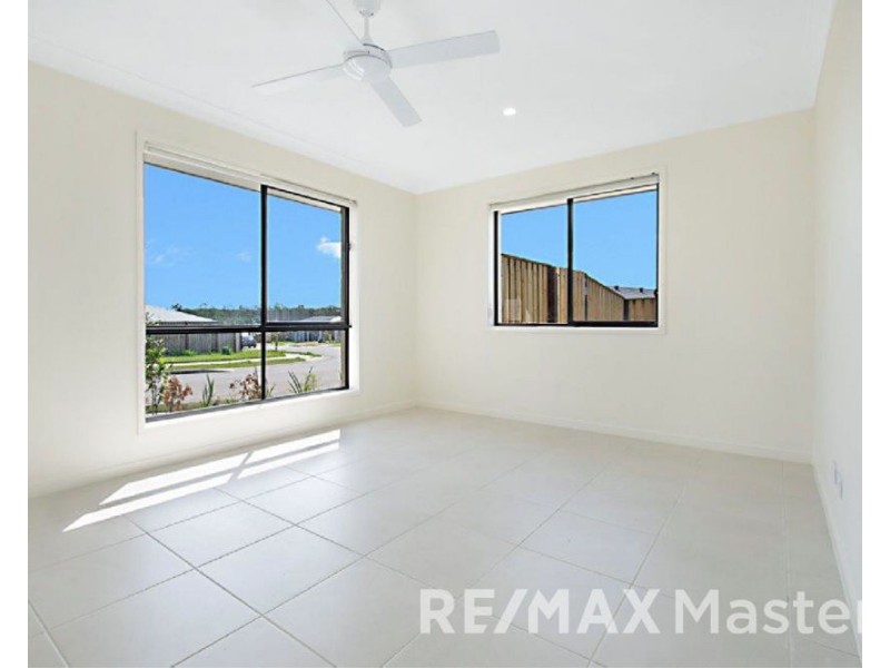 2 Barnyard Dr, Park Ridge QLD 4125